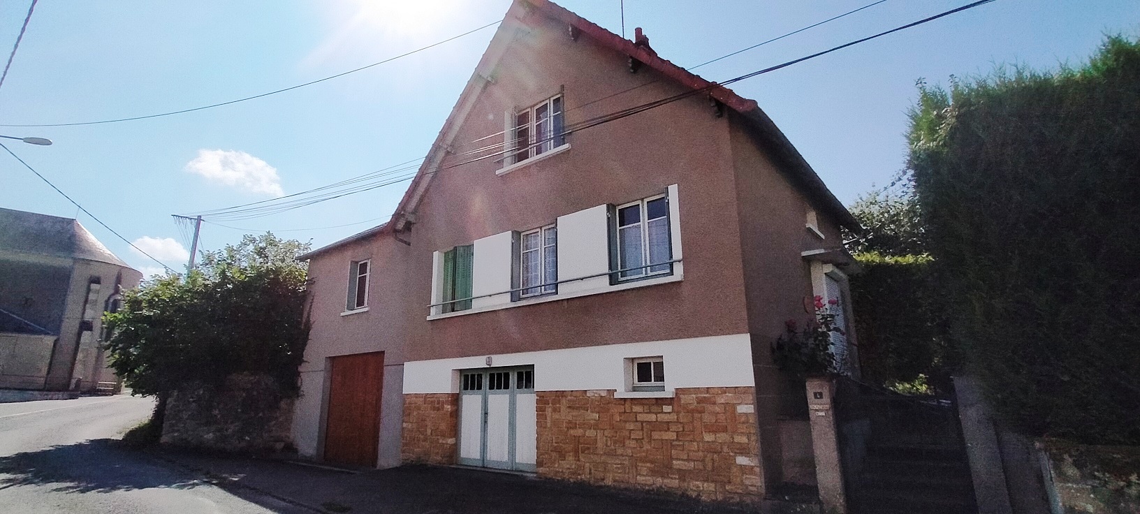 Pavillon sur sous-sol de 107 m2, 4 chambres, garages et jardin clos de 716 m2